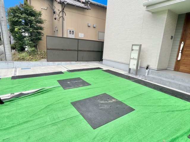中央区入野町の駐車場|玄関前にある駐車スペースになります。車種にもよりますが、2～3台駐車可能となっております。