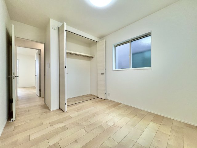 中央区入野町の洋室|2階 5.2帖の洋室です。ナチュラルな雰囲気のお部屋で、お子様のお部屋にピッタリですよ♫