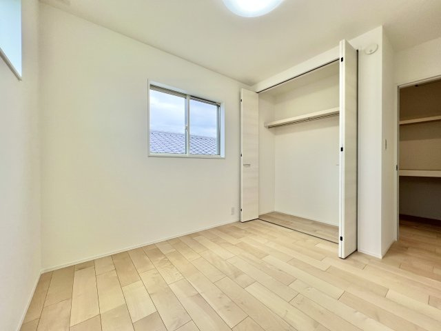 中央区入野町の洋室|2階 こちらも同じく5.2帖の洋室です。収納もありお子様のお部屋や趣味のお部屋にピッタリです！