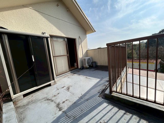 住吉山手八丁目戸建のバルコニー|２F部分バルコニーです。
陽当り良好なので、洗濯物捗ります。