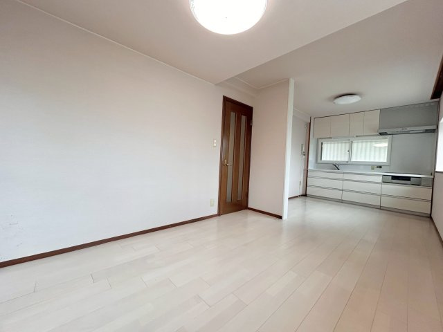 住吉山手八丁目戸建の洋室|白を基調としたリビングは全ての窓が二重サッシとなっており
外気や音を遮りやすく、冬の結露対策にもなります。
