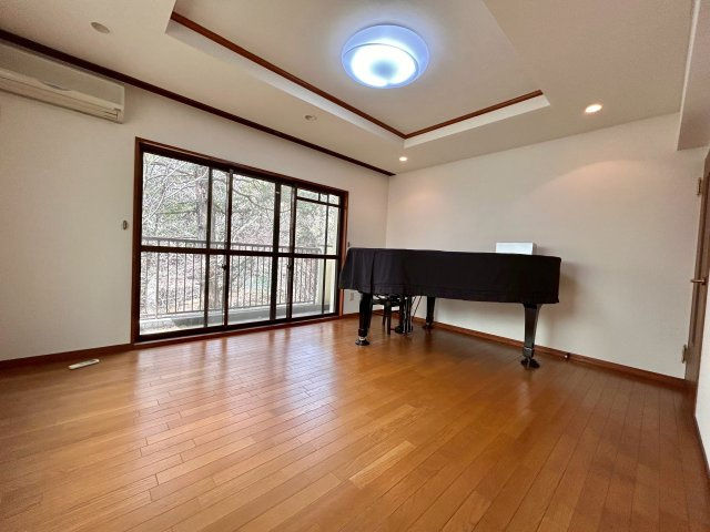 住吉山手八丁目戸建の居間・リビング|B１Fの約10帖の洋室です。
使いやすい広さがあり外からは川のせせらぎが聞こえる癒し空間となっております。
