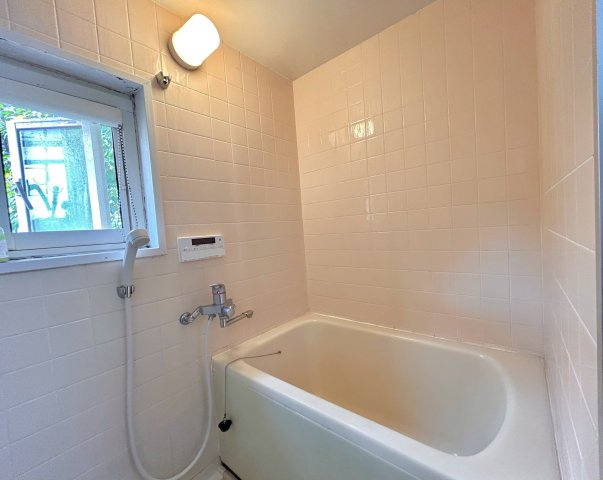 住吉山手八丁目戸建の浴室|追い炊き機能付き浴室となっております。
窓が付いている為、湿気がこもりずらいのもポイントです。