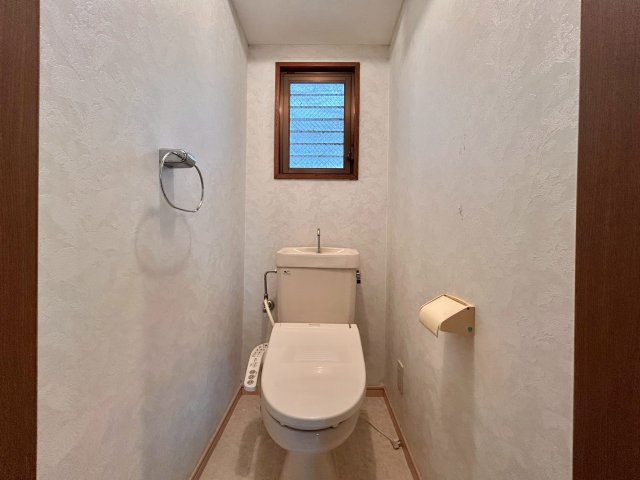住吉山手八丁目戸建のトイレ|窓付きトイレでございます。