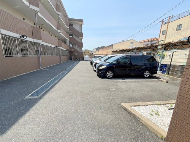 シャトレ秋桜の駐車場