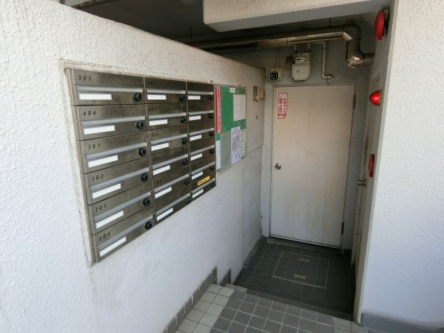 クレドール須磨2のその他共用部分|1階メイン玄関横の集合ポストです　防犯カメラもついているので安心です