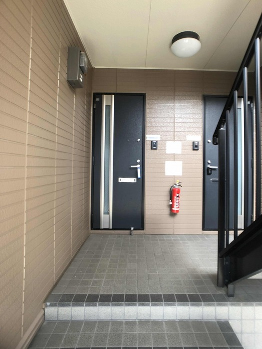 大和高田市大中南町のアパートのエントランス