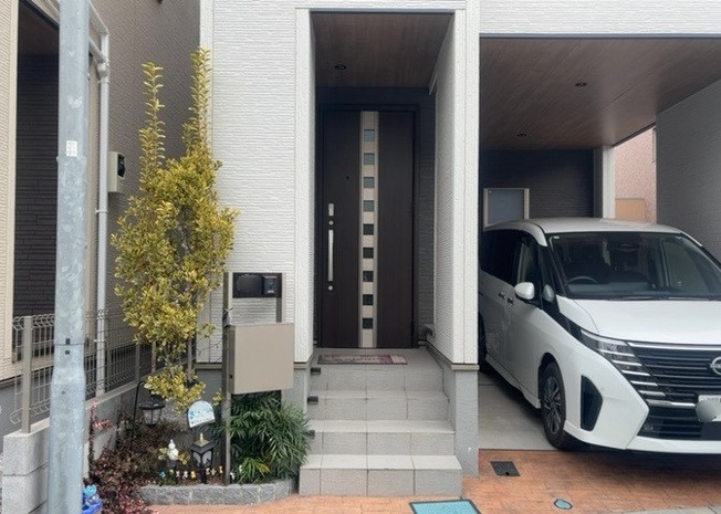 【玄関】 | 玄関は家の顔でもあり、家族以外の目にも止まる場所です。玄関は外との間を仕切る扉、靴などをしまっておく収納スペース、靴脱ぎのたたきスペース、来客とのやり取りをするドアホンなど複数のアイテムからなります。