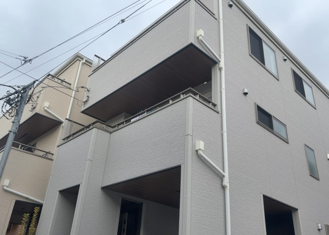 【外観】 | バルコニーは、室外の専用スペースのうち、「屋根がなく開放された空間」であるものを指します。ベランダより広いタイプのものが多く、日当たりもよいため家庭菜園などを楽しみたい人にとって適した環境となります。