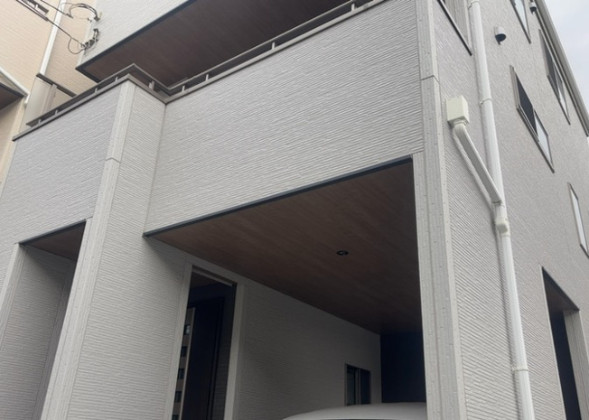 【構造・工法・仕様】 | 木造住宅とは土台、壁、柱など建築物の強度を支える構造体の材に木が使用されている構造を指します。構造体は建物の自重を支えるだけではなく風圧や水圧、積裁荷重などあらゆる衝撃に耐えるための基礎です。