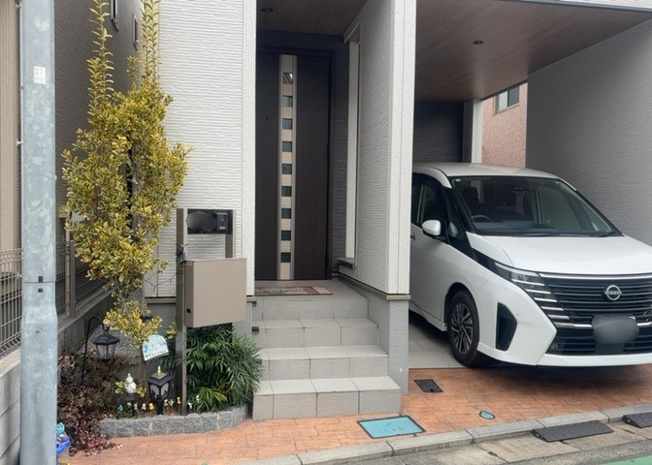 【内装】 | 玄関ポーチにおいて最も重視すべきと言っても良いのが広さです。適切な広さの玄関ポーチでないと外見的なバランスは崩れてしまいますし、何より使いにくくなってしまいますので、現地で実際に下見をしてみましょう！