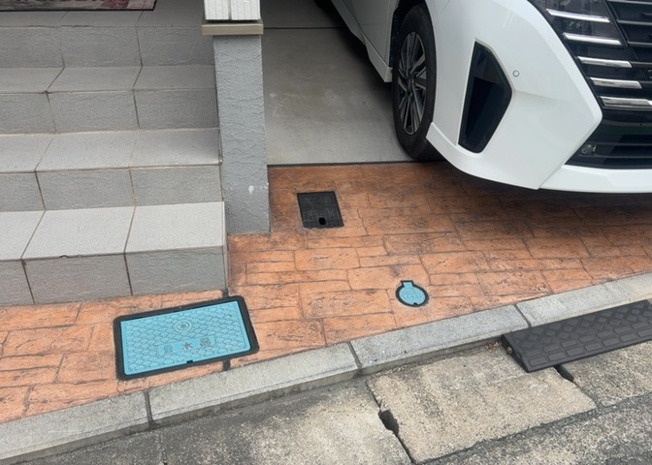 【設備】 | 敷地内に散水栓や立水栓があると便利です。水道水を直接利用できるため、水を運ぶ手間を省くことが出来ます。大量の水を必要とする洗車作業や清掃などに役立ちます。その他設備とあわせて、現地でご確認ください。