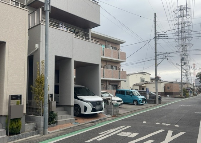 【前面道路含む現地写真】 | 南側道路の場合は長い時間光を入れ込むことができるため、庭やリビングを道路側に持ってくることが多く土地価格も高い傾向にあります。一方北側道路だとリビングや庭が南側になりプライバシーを守ることができます。