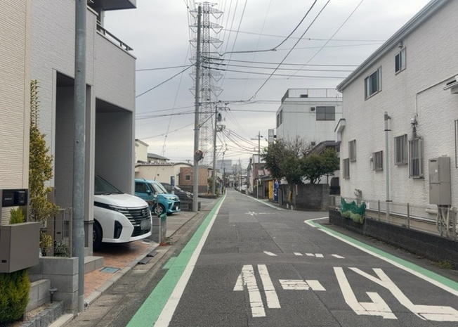 【前面道路含む現地写真】 | 東側道路の場合は居室を南向きに設計しやすいため、朝日が入りやすいというメリットがあります。一方、西側道路も東側同様に居室を南向きに設計しやすいのですが、住宅地だと朝日が入りにくいという弱点があります。