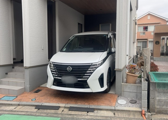 【駐車場】 | 車一台あたりに必要なスペースは、標準サイズの普通自動車で横幅2m50cm、長さ5mは必要になります。ただし、乗降のことも考慮して横幅3m30cm、長さ5m50cmほどは確保できるところを選びましょう。