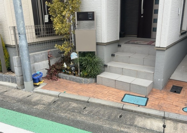 【庭】 | 庭のある家に住むことのメリットとして、子どもたちの遊び場を確保できること、ガーデニングや家庭菜園を楽しめること、明るさを確保できることがあります。また、配置を工夫することでプライバシーが確保できます。
