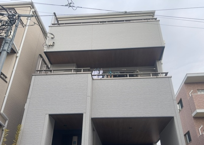 【バルコニー】 | バルコニーは、建物内から室外へ楽に出入りできる便利なスペースです。また、バルコニーには手すりを付けることが義務付けられており、手すりの高さは110cm以上で施工することが建築基準法で定められています。