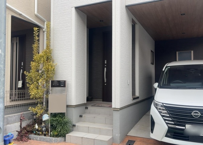 【玄関】 | 玄関は家の顔と言っても過言ではありません。現地を見学する際は玄関の広さや全体のバランスなどを見てみるといいでしょう。一般的なアプローチのしやすさだけではなく、お年寄りにも優しい設計のものだと安心です。