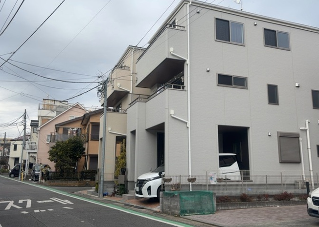 【外観】 | 住宅用の土地では前面道路に2m以上接していなければならないと法律で定められています。しかし、お持ちの車のサイズやライフスタイルなどにより、2mでは利便が悪い場合もございますので、事前に確認しましょう。
