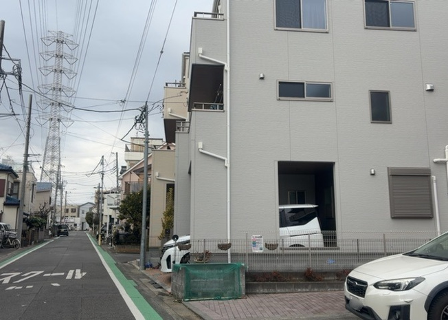 【外観】 | 道幅が広い場所は日当たりや風通が良好です。幅が広いのですれ違いも可能ですし大きな車でも駐車可能！一方で、大型車が通ることも多くなるため交通量の増加により騒音に繋がります。また土地の値段が高くなります。