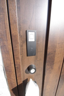 【防犯設備】 | 【仲介手数料無料！！】稲城市坂浜　新築戸建て（全11棟）7号棟　5180万円 | 玄関扉はカードキー対応