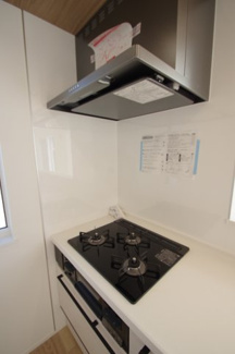 【キッチン】 | 【仲介手数料無料！！】稲城市坂浜　新築戸建て（全11棟）7号棟　5180万円 | フラット型レンジフード