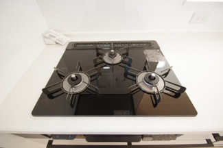 【キッチン】 | 【仲介手数料無料！！】稲城市坂浜　新築戸建て（全11棟）7号棟　5180万円 | ガラストップコンロ