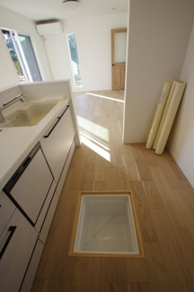 【キッチン】 | 【仲介手数料無料！！】稲城市坂浜　新築戸建て（全11棟）7号棟　5180万円 | 床下収納