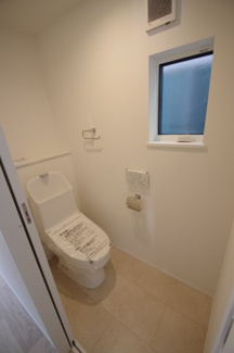 【トイレ】 | 【仲介手数料無料！！】稲城市坂浜　新築戸建て（全11棟）7号棟　5180万円 | 1階トイレ