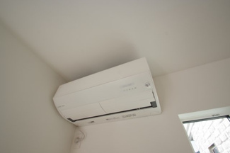 【冷暖房・空調設備】 | 【仲介手数料無料！！】稲城市坂浜　新築戸建て（全11棟）7号棟　5180万円 | 1階リビングにエアコン設置