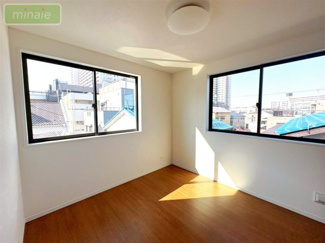 【洋室】 | ショッピングモール近く　食洗機付　LDK19帖　1号棟　浜町 | 同タイプ　シンプルモダンなデザインの洋室