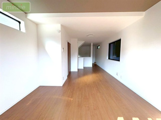 【居間・リビング】 | ショッピングモール近く　食洗機付　LDK19帖　1号棟　浜町 | 同タイプ　開放的LDKで心地よい毎日♪