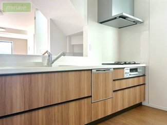 【キッチン】 | ショッピングモール近く　食洗機付　LDK19帖　1号棟　浜町 | 同タイプ　使いやすく機能的なシステムキッチン