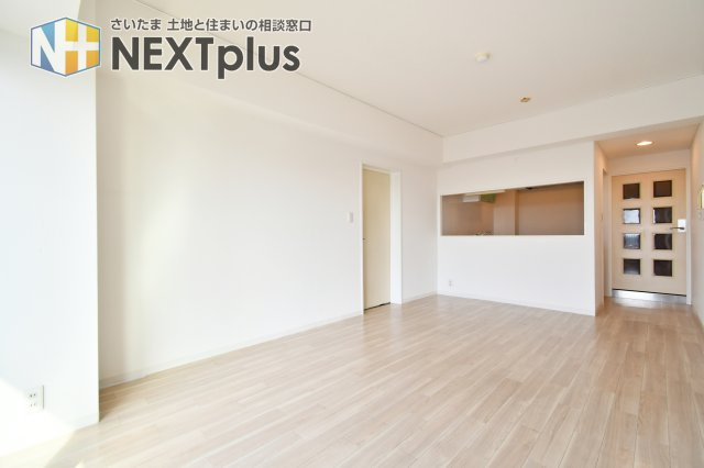 ソフィア上尾A棟の居間・リビング|料理する人、くつろぐ人、遊ぶ子どもが同じ空間でつながるＬＤＫ。声が届く距離感が毎日の安心に。別々のことをしていても“同じ時間”を共有でき、何気ない会話が自然に増えていく間取りです。
