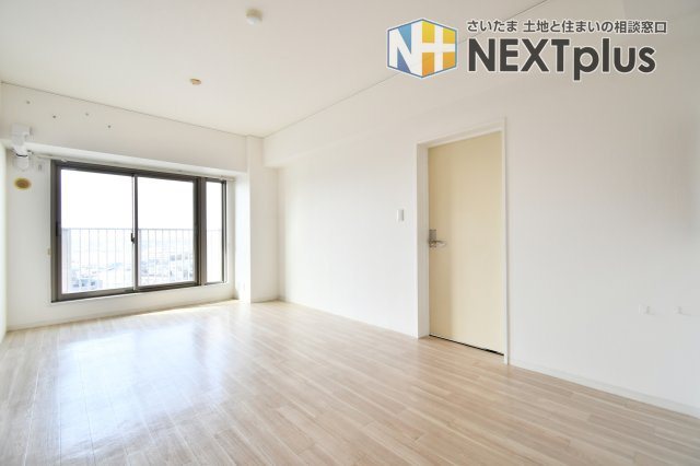 ソフィア上尾A棟の居間・リビング|南西向きの光が入るリビングは、１１階だから視線が抜けて気持ちいい。遮るものが少なく眺望も◎。晴れた日は窓辺が家族の特等席に。朝は明るく、夕方はやわらかい光が包みます。休日は景色で一息。
