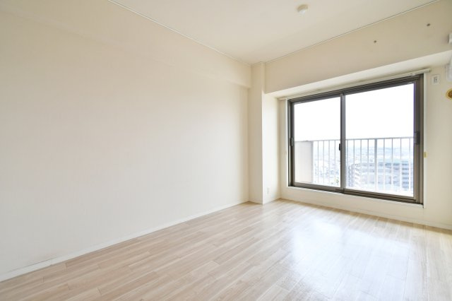 ソフィア上尾A棟の洋室|洋室６．６帖は大きな窓から光が入り、朝が気持ちいい。ベッド＋デスクも置きやすく、子ども部屋にも在宅ワークにも。『集中したい』と『休みたい』を両立できる、ちょうどいいサイズ感が嬉しい。