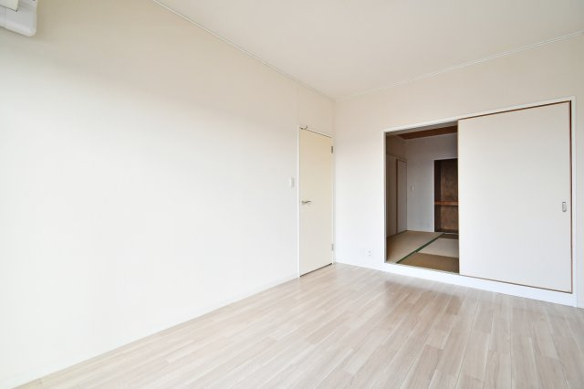 ソフィア上尾A棟の洋室|洋室６．６帖は和室６帖と隣接。引き戸を開ければ１２．６帖の続き間として、家族行事や来客にも対応できます。普段は個室、必要な時だけ広間に変身。暮らしに合わせて形を変えられる賢い間取りです