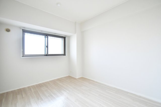 ソフィア上尾A棟の洋室|洋室５．７帖は“はじめての一人部屋”にちょうどいい。趣味部屋や在宅ワークにも使えて、家族の成長に合わせて役割チェンジ。今は子ども部屋、将来は書斎…と長く使える、未来に強い一室です。