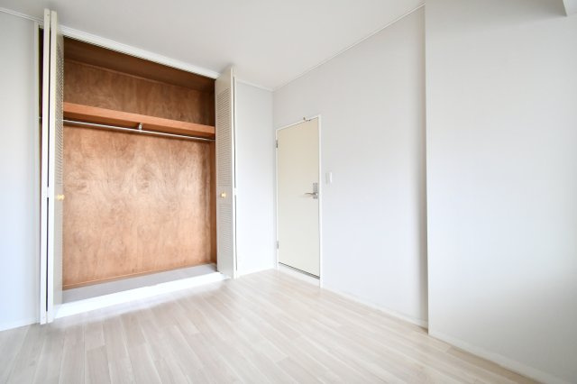 ソフィア上尾A棟の洋室|両開き収納で出し入れしやすい洋室５．７帖。季節物や大きめの荷物も収まり、部屋が散らからない。片付く家は探し物の時間も減って、心の余白まで増えていきます。収納が味方だと毎日がラクになります。