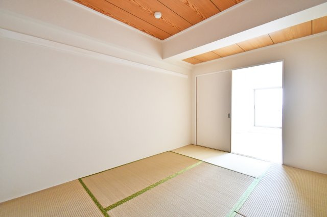 ソフィア上尾A棟の和室|和室６帖は、ゴロゴロできる安心の居場所。子どもの遊び場、来客用、ちょい昼寝…使い方が自由です。畳の上に座るだけで気持ちがほどけ、リビングとは違う“落ち着きのスイッチ”が入ります。