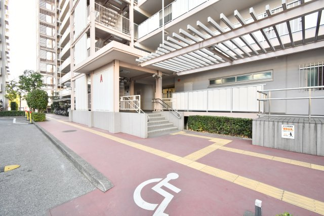 ソフィア上尾A棟のエントランス|難しいイメージの住宅ローンは経験スタッフが丁寧にお手伝いしますのでご安心下さい。「家を買って終わり」ではなく、「買ってからがスタート」と考え、一人ひとりにあった資金計画やプランをご提案致します！

