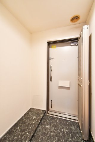 ソフィア上尾A棟の玄関|網戸付き玄関は換気がしやすく、リビング窓と開ければ風がスッと通ります。湿気やニオイがこもりにくいのが嬉しい。外出後に空気を入れ替えられて、帰宅の瞬間から気持ちが整う住まいです。