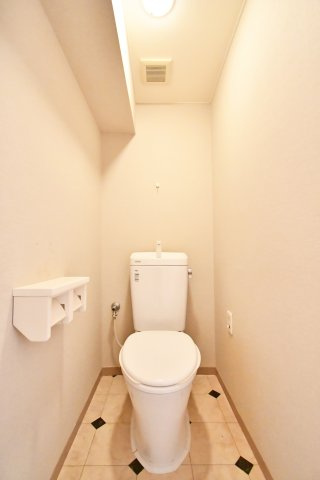 ソフィア上尾A棟のトイレ|奥行きのあるトイレは圧迫感が少なく、ペーパーホルダー２連が地味に便利。来客時も使いやすい空間です。毎日使う場所ほど、清潔感と使い勝手が暮らしの満足度を底上げします。ストック置きにも◎