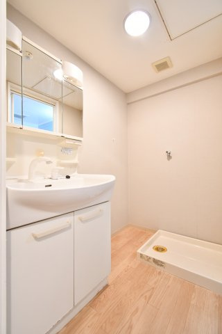 ソフィア上尾A棟の独立洗面台|三面鏡の裏収納がたっぷりで、歯ブラシもドライヤーも“隠して整う”洗面台。シャワー水栓で朝の身支度も時短に。タオルや洗剤の定位置も作りやすく、家族の朝が渋滞しにくいのが嬉しいです。