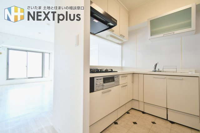 ソフィア上尾A棟のキッチン|キッチンからリビングの様子も窓の景色も一望。孤独にならない家事動線がうれしい。朝のコーヒー、夕暮れの支度、ふとした瞬間に気分が上がる“眺めのあるキッチン”。毎日がちょっと楽しい。
