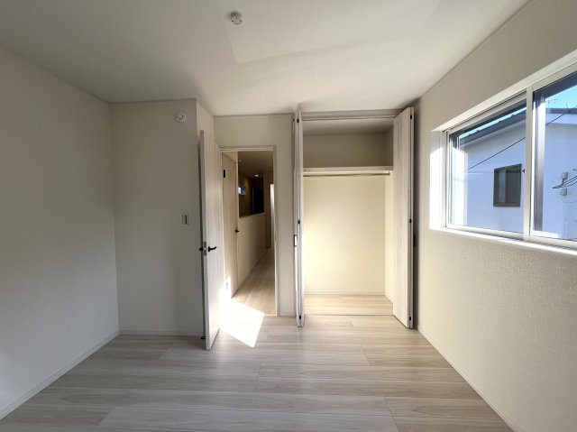 コンパクトながらにいい感じ！無駄のない間取りがGOOD！【鶴見区東寺尾３丁目新築戸建】の洋室|きれいな洋室です