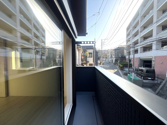 コンパクトながらにいい感じ！無駄のない間取りがGOOD！【鶴見区東寺尾３丁目新築戸建】のバルコニー|バルコニー付きです