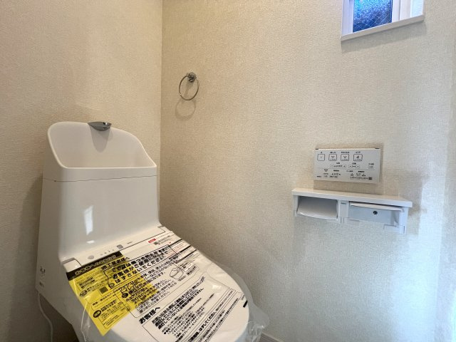 コンパクトながらにいい感じ！無駄のない間取りがGOOD！【鶴見区東寺尾３丁目新築戸建】のトイレ|ゆったりとした空間のトイレです