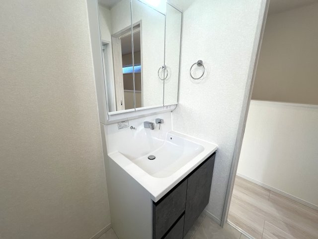 コンパクトながらにいい感じ！無駄のない間取りがGOOD！【鶴見区東寺尾３丁目新築戸建】の独立洗面台|朝の身支度には欠かせない独立洗面化粧台