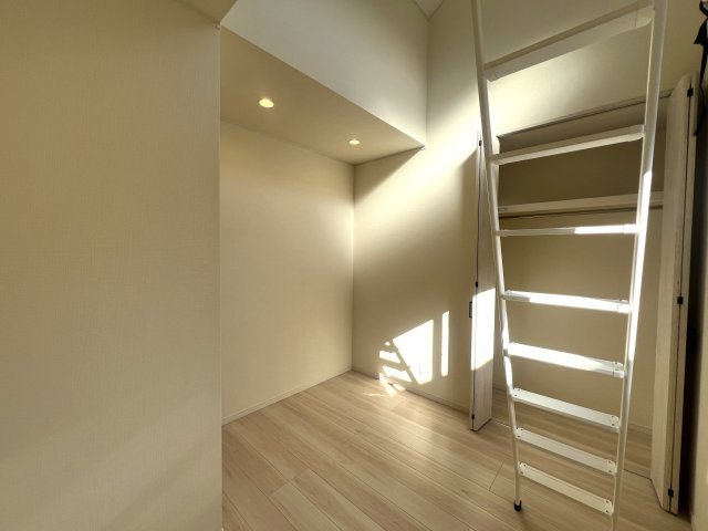 コンパクトながらにいい感じ！無駄のない間取りがGOOD！【鶴見区東寺尾３丁目新築戸建】の洋室|スタンダードな洋室です